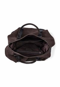 Brun semsket bag med sorte læder detaljer, lynlåslukning og dobbelte håndtag; rummelig indvendig plads med lynlåslomme og blød foring.