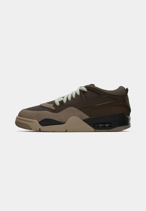 Låg sneakers i nyanser av brunt med ljusbeige snörning, texturerad sula och synlig luftkuddning i hälen.