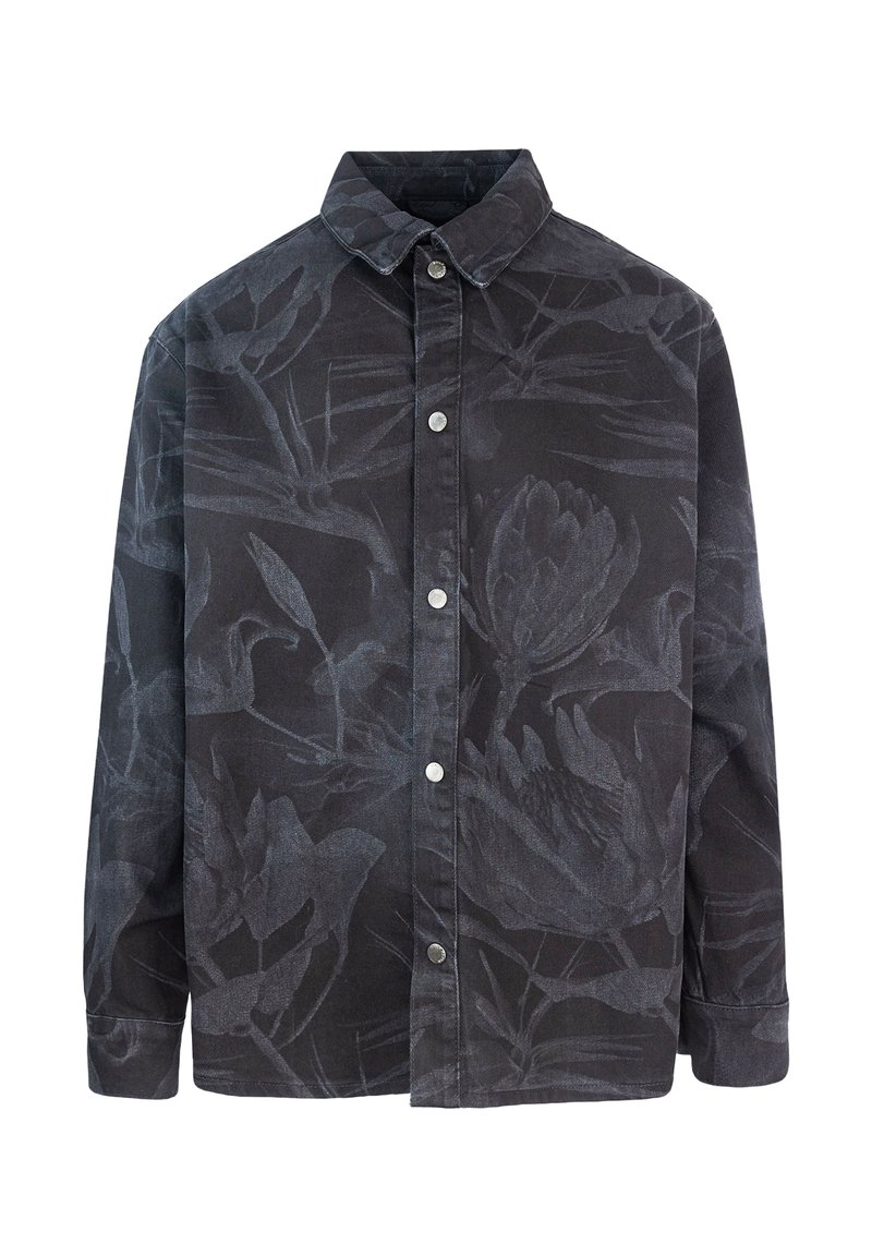 Camicia button-up in tela grigia scura con un motivo floreale. Presenta un colletto e bottoni a pressione argentati lungo la parte anteriore. Maniche lunghe.