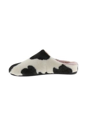 Zapatilla suave y sin cordones con estampado de vaca en blanco y negro y forro interior rosa claro, mostrada de perfil.