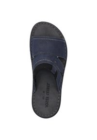 Sandalo blu navy slip-on con tomaia in pelle, cinturino per le dita imbottito e dettagli perforati. Interno nero morbido e outline cucito. Suola piatta.