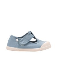 Zapato de lona azul con una correa de estilo Mary Jane. Presenta una puntera de goma color crema y una suela, con forma redondeada y tejido texturizado.