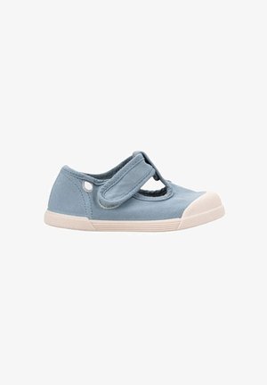 Zapato de lona azul con una correa de estilo Mary Jane. Presenta una puntera de goma color crema y una suela, con forma redondeada y tejido texturizado.