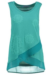 Tyrkysový top bez rukávů s abstraktními květinovými vzory, vrstveným designem a měkkou texturou. Má kulatý výstřih a zakřivený lem.