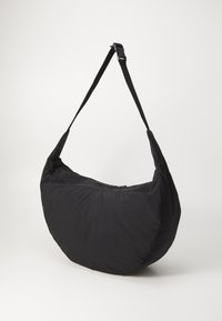 Borsa a spalla nera, imbottita e di forma a mezzaluna. Caratterizzata da una tracolla regolabile e una texture morbida, adatta per un uso quotidiano.