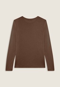 Camicia marrone a maniche lunghe con scollatura rotonda, realizzata in tessuto morbido. Caratterizza una superficie liscia e un design semplice. Nessun motivo o hardware visibili.