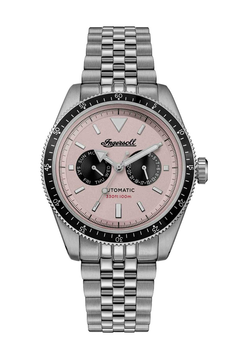 Srebrny metalowy zegarek na rękę z różową tarczą, czarną bezelką, subtarczami do wskazywania dnia i daty oraz luminescencyjnymi znacznikami godzin i wskazówkami.