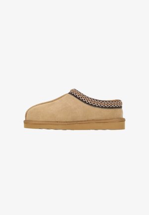 Scarpa slip-on in camoscio beige con superficie testurizzata. Presenta una fascia di accento in maglia a fantasia e una suola in gomma con un tacco leggero.
