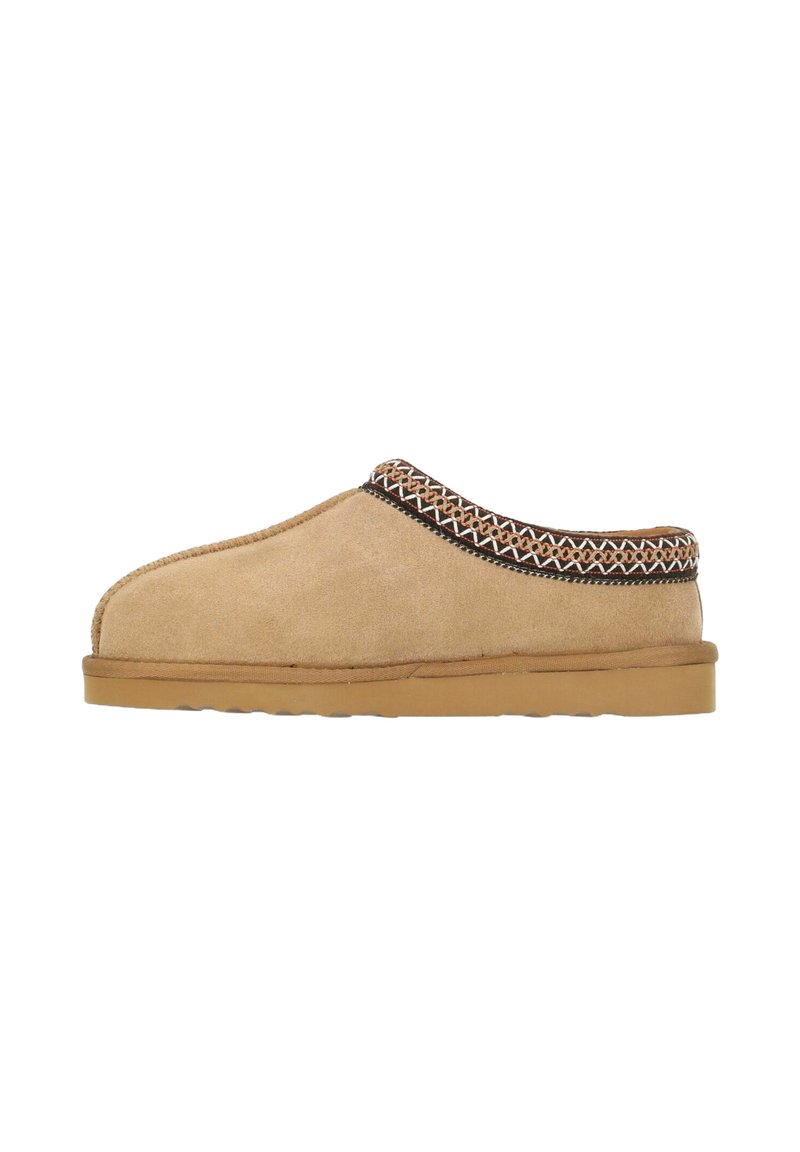 Beige ruskinds slip-on sko med en tekstureret overflade. Har et mønstret strikbånd som accent og en gummisål med en let hæl.