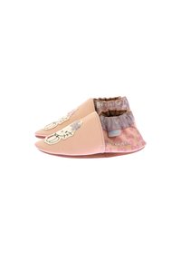 Chaussures en tissu rose avec un bout arrondi, dotées d'un revers doux et scintillant et d'un design de personnage de dessin animé sur le côté. Texture du dessous lisse.