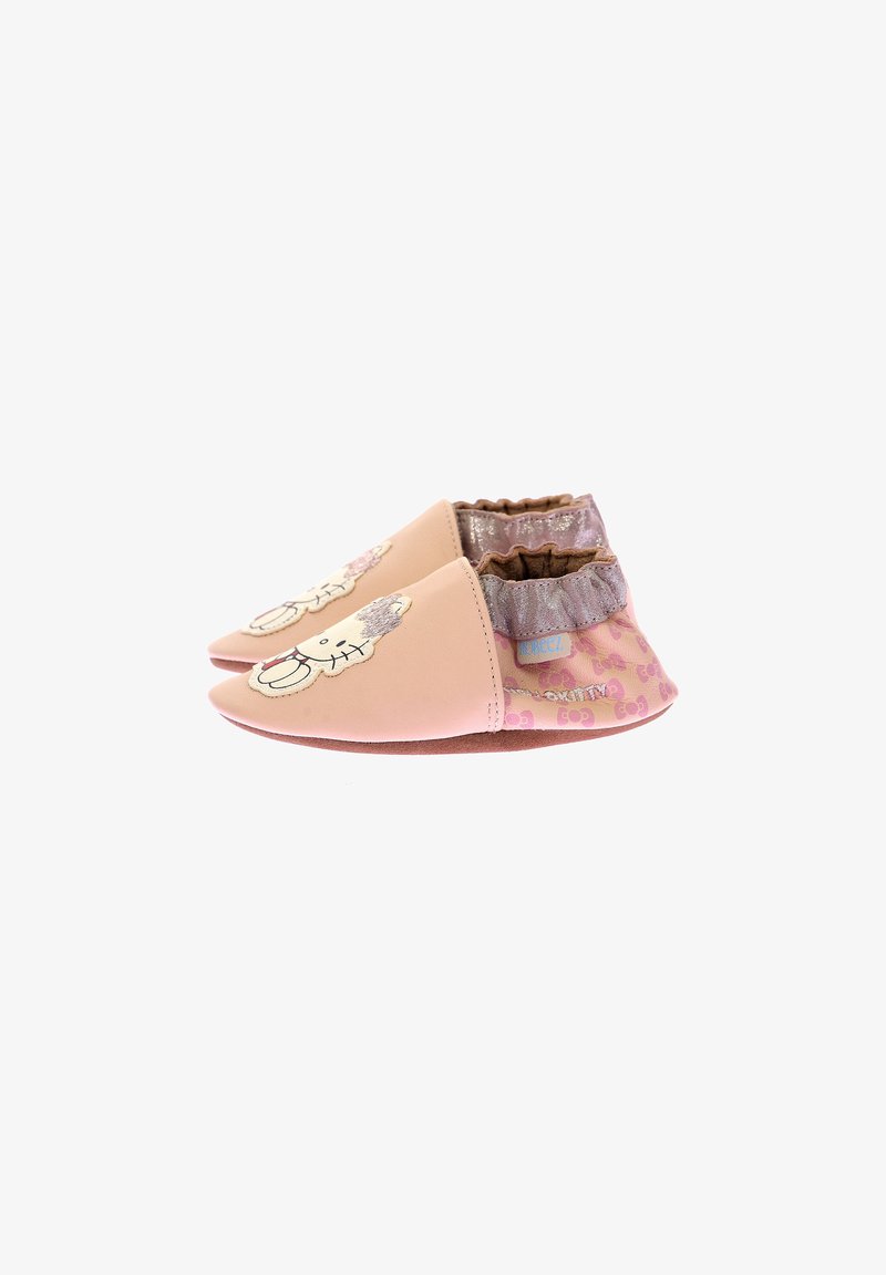 Chaussures en tissu rose avec un bout arrondi, dotées d'un revers doux et scintillant et d'un design de personnage de dessin animé sur le côté. Texture du dessous lisse.