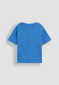 Mėlyna trumpų rankovių marškinėliai, pagaminti iš medvilnės, su apvalia iškirpte, pasižymintys sklandžia tekstūra ir tvarka apdailintomis rankovėmis bei hemu.