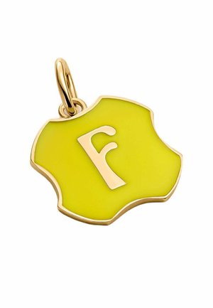 Charm de esmalte amarillo en forma de escudo, con una letra "F" mayúscula dorada. Superficie lisa con borde dorado y un lazo para colgar.
