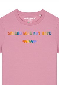 Rosa Baumwoll-T-Shirt mit dem Text "VERBREITE LIEBE, NICHT HASS" in bunten Buchstaben, darunter eine Reihe von bunten Herz-Icons.
