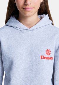 Felpa grigia con tasca frontale, cappuccio con cordino e logo Element rosso sul lato sinistro del petto. Tessuto morbido con una superficie liscia.
