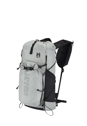 Sac à dos de randonnée Millet gris clair avec fermeture à enroulement, poche avant, poches latérales en mesh noir, bretelles rembourrées et boucles réglables.