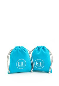 To blå turkise snoreposer lavet af blødt stof, med et rundt logo med teksten "Elli by Julie & Grace" i hvid.