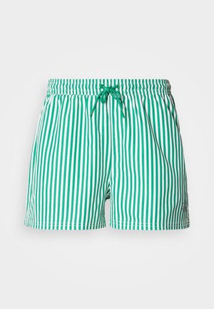 Zielono-białe kąpielówki w paski z elastycznym pasem i sznurkiem do regulacji. Posiadają boczne kieszenie i logo na dole nogawki.