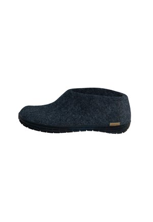 Mørkegrå filt slip-on tøfler med lav ankelhøjde og sort gummisål, set fra siden på en hvid baggrund.