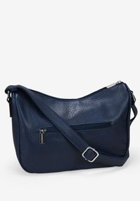 Bolso bandolera de cuero azul marino con acabado texturizado, cierre superior con cremallera y un bolsillo frontal con cremallera. Cuenta con una correa ajustable y detalles en hardware plateado.