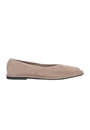 Chaussure plate en daim beige pour femme, avec bout rond et semelle noire basse, vue de côté sur fond blanc.
