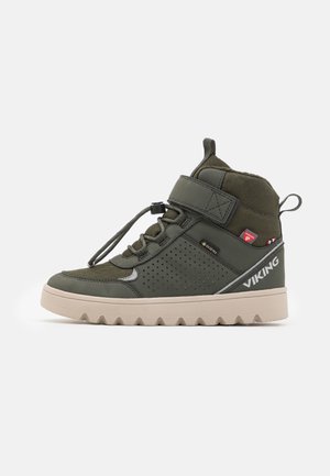Groene high-top sneaker met een textuur oppervlak, gevoerde kraag, verstelbaar vetersysteem en rubberen zool met een zigzagpatroon.
