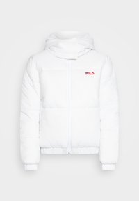Hvid polstret jakke med lynlås foran, justerbar hætte, elastiske manchetter og et lille rødt FILA-logo på brystet. Glat tekstur og omsluttende form.