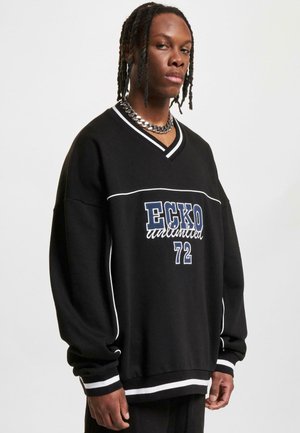 Sort oversized sweatshirt med V-udskæring, hvide detaljer og "ECKO unlimited 72" broderet på forsiden. Har lange ærmer og ribstrikkede manchetter.