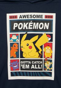 Pikachu, Snorlax, Charmander, Psyduck, Gengar e Meowth con il testo "Pokémon fantastici" e "Devi prenderli tutti!" su tessuto scuro.