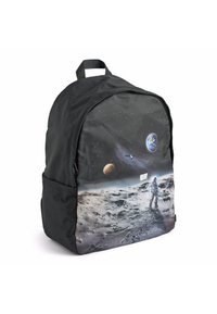 Svart stoffryggsekk med et rom-tema design som har en astronaut på månen, planeter og stjerner, med en glatt tekstur og justerbare stropper.