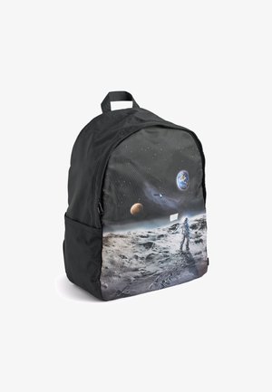 Zwarte stoffen rugzak met een ruimte-thema ontwerp met een astronaut op de maan, planeten en sterren, met een gladde textuur en verstelbare banden.