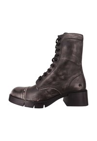 Bottines en cuir noir avec une finition texturée, design à lacets, bout rond et petit talon carré ; rehaussées de détails de couture subtils.