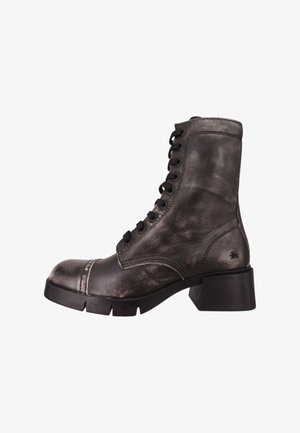 Sorte læder ankelstøvler med textured finish, snørebåndsdesign, rund tå og lav blokhæl; pyntet med diskrete syninger.