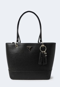 Sort syntetisk håndtaske med to håndtag, trekantet metallogo, nøgleringe og en struktureret form. Tekstureret overflade med en glat finish.