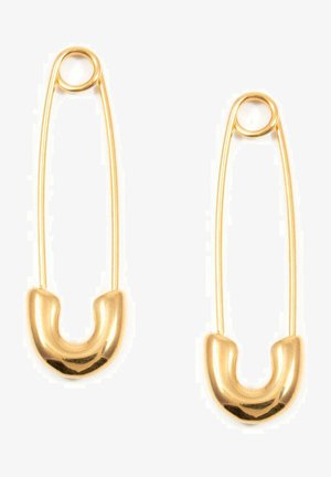 Goldfarbene Metallohrringe in Form von Sicherheitsnadeln, mit einem u-förmigen Design und einer glänzenden Oberfläche sowie runden Schlaufen an der Oberseite.