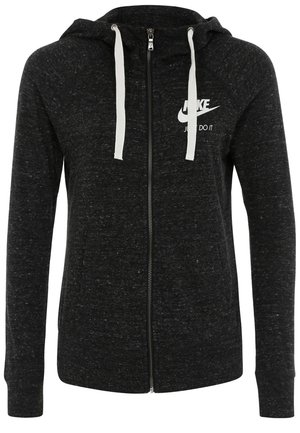 Zwarte hoodie met volledige ritssluiting, witte koordjes, voorzakken en wit Nike-logo met de slogan "Just Do It" op de linkerborst.