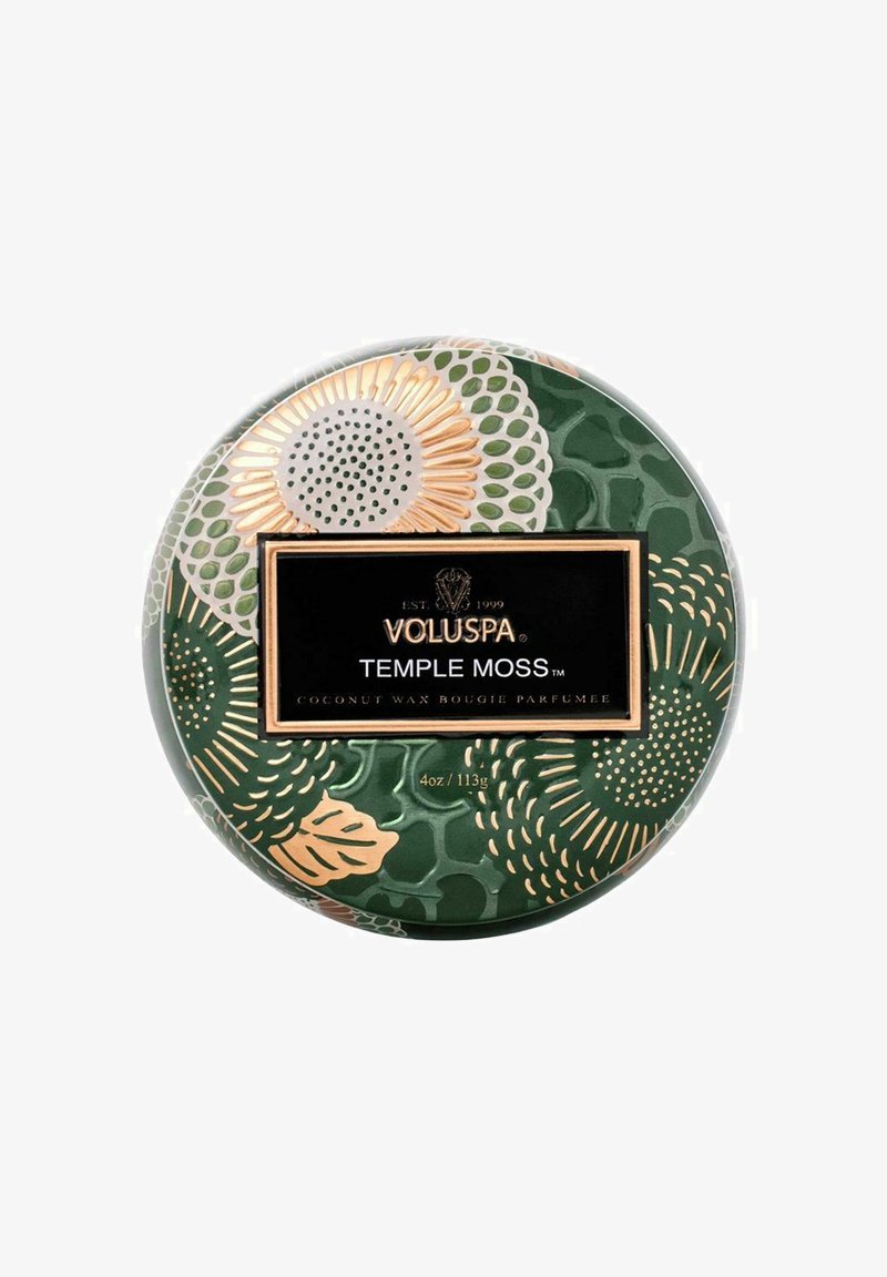 Voluspa Temple Moss tuoksukynttilä pyöreässä tinassa, jossa on vihreä kukkakuosi kultaisilla yksityiskohdilla, musta etiketti ja kookosvahaa.