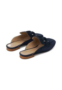 Mules de ante azul marino con un empeine ancho y un lazo decorativo, que cuentan con herrajes en tono plateado y un bajo tacón apilado marrón.