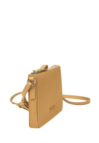 Żółta skórzana torba crossbody o płaskim prostokątnym kształcie, z zamkiem błyskawicznym na górze, cienkim paskiem oraz dyskretnym wytłoczonym logo z przodu.