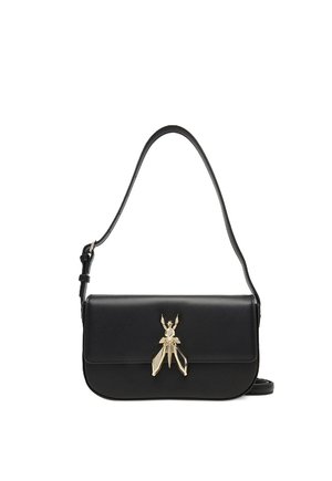 Sac à bandoulière en cuir noir avec sangle ajustable et fermoir doré en forme d'insecte sur le rabat avant.