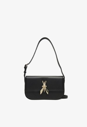 Sac à bandoulière en cuir noir avec sangle ajustable et fermoir doré en forme d'insecte sur le rabat avant.