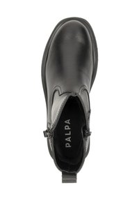 Zwarte leren enkelboot met ronde neus, elastische zijkanten en een verticale trekband. Interieur met contrasterend logo. Gladde textuur.