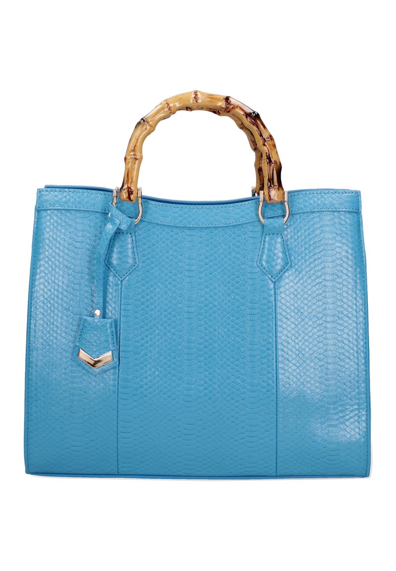 Borsa in pelle sintetica blu con texture a pelle di serpente, dotata di un manico in stile bambù e dettagli in oro. Presenta un ciondolo staccabile con un design a zig-zag.