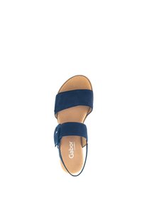 Marineblauwe su�ède sandaal met twee brede banden, een ronde neus, verstelbare gesp en een tan voetbed met het "Gabor" logo.