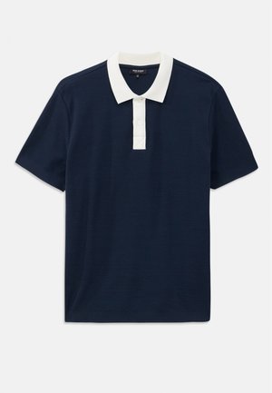 Polo shirt bleu marine avec un col blanc, à manches courtes et à patte de boutonnage. Fabriqué dans un tissu lisse avec une texture minimale.