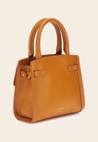 Sac à main en cuir tan avec double anses arrondies, design structuré et logo en or "GUESS Made in Italy" sur le devant.