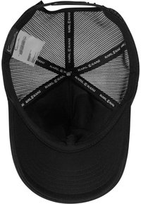Čierny bejzbalový klobúk so soft tkaninovým vonkajškom, sieťovaným vnútrom a značkovými detailami pozdĺž vnútorných švov.