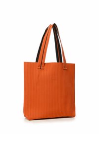 Borsa a spalla a strisce arancioni con due manici neri. Presenta un tessuto strutturato e un semplice logo stampato sul fronte. Forma rettangolare.