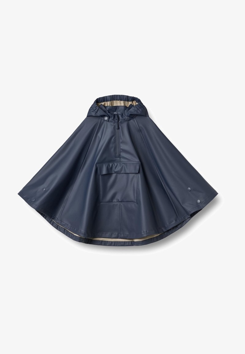 Poncho de pluie bleu marine avec capuche, fermeture éclair à l'avant, grande poche avant avec rabat et boutons-pression sur les manches larges, posé à plat sur fond blanc.