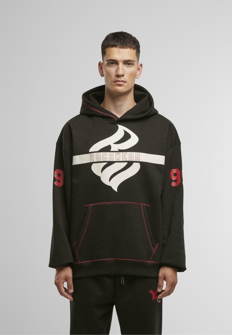 Fekete kapucnis pulóver fehér Rocawear logóval, piros díszvarrással és piros 99-es számmal a bal ujján. Kenguru zseb kialakítás.
